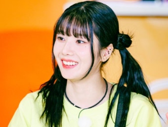 런닝맨 : 런닝맨 사진관 : 거침없는 MZ 텐션! 주현영X권은비X츠키, <공수래공수거> 레이스 (5) : SBS 런닝맨