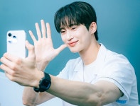 런닝맨 : 런닝맨 사진관 : 우석이와 영상통화 비하인드 컷♥ : SBS 런닝맨
