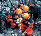 [오늘의 세상] 물·전기·화장실… 文明 끊어진 광장서 시민 5만명 노숙 - 조선일보 > 국제 > 국제 일반 [오늘의 세상] 물·전기·화장실… '... 