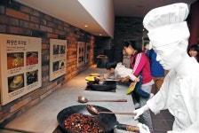 [friday] 충주 술박물관, 와인·맥주·증류주 등 5개 전시실… 인천 짜장면박물관, 60년대 공화춘 주방 재현 - 조선일보 > 사회 > 아무튼, 주말... 