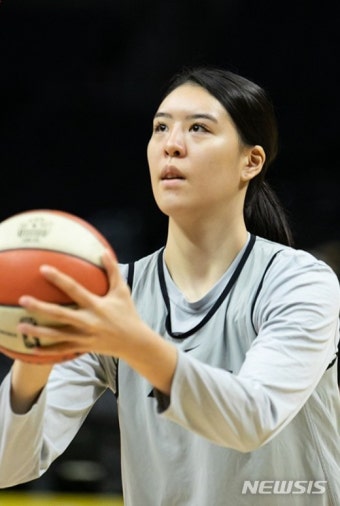 WNBA 박지수, 4강 PO 3차전 1리바운드… 팀은 2패 뒤 1승 - 조선일보 > 스포츠 > 농구 WNBA 박지수, 4강 PO 3차전 1리바운드… 팀은 2패 뒤 1승