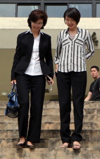 최태원 SK그룹 회장 둘째딸 민정씨 해군장교 입영..어머니 노소영 관장 배웅
