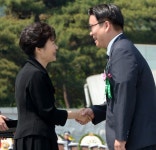 [포토] 박근혜 대통령, 나라사랑 큰 나무 배지 수여