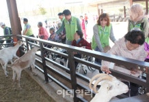 [포토]농협유통, 재가 장애우·어르신과 안성팜랜드 체험
