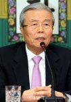 [포토]김종인 대표, 고민끝에 남기로 했다. 정체성 문제 해결해야 집권