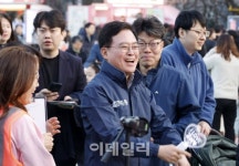 [포토] 강서봄빛페스타 참석하는 진교훈 강서구청장