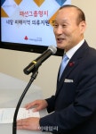 패션그룹형지문정 | [포토]'패션그룹형지, 네팔 피해지역 의류지원 전달식'에서 인사말하는 최병오 패션그룹 형지...