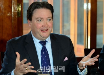 주한 미국대사 대리 “트럼프-위안부 할머니 포옹? 인간적인 제스처”