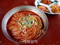 [강경록의 미식로드] 댓잎 품은 국수, 한입에 호로록