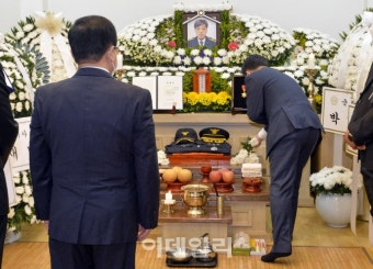 [포토]헌화하는 전해철 행정안전부 장관