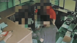 불렀는데 안 와?…70대 주유소 직원 무릎 꿇린 남성