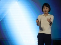 [포토] 브리핑하는 홍유정 디스이즈엔지니어링 대표