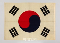 찢어지고 빛바래도…광복 80주년 맞아 더 특별한 태극기
