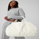 알로 요가 인조 모피 토트백 아이보리 113962 Ivory_One Size - 에누리 가격비교