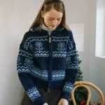 아미 마켓 아워호프 Margaret Jacquard Hood Zip Up Knit Navy H24WTKN02N - 에누리 가격비교