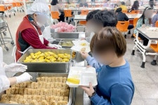 밥이 없어요 학교에서 점심 굶은 아이들...대체 왜? - 헉스 밥이 없어요 학교에서 점심 굶은 아이들...대체 왜?