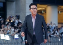 하정우, '수리남'으로 남우주연상 수상…
