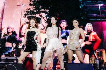 에스파 美 축제 뜨자 '넥스트 레벨' 떼창…