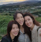 송윤아·유선·이태란, 미녀 여배우들의 제주도 우정 여행 힐링 시간 [N샷] - 헉스 송윤아·유선·이태란, 미녀 여배우들의 제주도 우정 여행... 