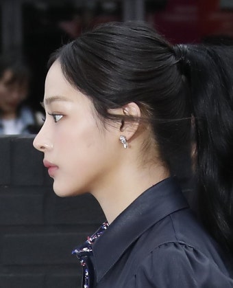 [뉴스1 ]뉴진스 민지, 하이브·민희진 대표 갈등 속 공식석상…다소 어두운 표정 - 헉스 [뉴스1 ]뉴진스 민지, 하이브·민희진 대표 갈등 속...