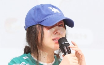 '뉴진스 엄마' 민희진, 멤버들 얘기에 눈물 - 헉스 '뉴진스 엄마' 민희진, 멤버들 얘기에 눈물