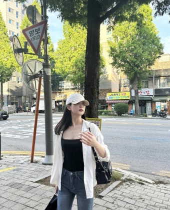 '최민환과 이혼' 율희, 길거리서 빛나는 청순 미모 - 헉스 '최민환과 이혼' 율희, 길거리서 빛나는 청순 미모