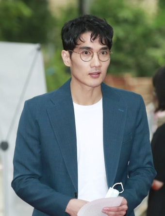 엄태구, 팀호프와 전속계약…변요한·이주영과 한솥밥 - 헉스 엄태구, 팀호프와 전속계약…변요한·이주영과 한솥밥