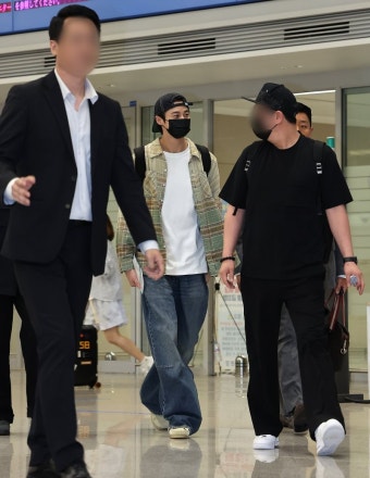 [뉴스1 ]'과잉 경호' 논란 의식했나… 변우석, 최소한 경호 속 입국 - 헉스 [뉴스1 ]'과잉 경호' 논란 의식했나… 변우석, 최소한 경호 속 입국