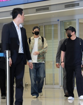 [뉴스1 ]'과잉 경호' 논란 의식했나… 변우석, 최소한 경호 속 입국 - 헉스 [뉴스1 ]'과잉 경호' 논란 의식했나… 변우석, 최소한 경호 속 입국