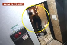 무인매장 여자화장실서 수상한 남자가... 찰칵 - 헉스 무인매장 여자화장실서 수상한 남자가... 찰칵