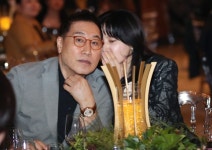 [뉴스1 ]이영애, '재산 2조' 남편 정호영과 포착…알콩달콩 귓속말 - 헉스 [뉴스1 ]이영애, '재산 2조' 남편 정호영과 포착…알콩달콩 귓속말