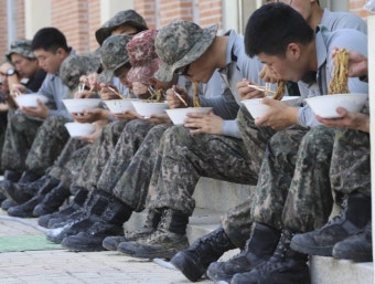 포모스 수해복구에 투입후 짜장면 먹는 군인들 수해복구에 투입후 짜장면 먹는 군인들