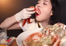 포모스 구독자 400만을 눈앞에 둔 여자 유튜버 구독자 400만을 눈앞에 둔 여자 유튜버