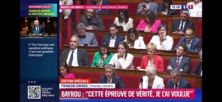 포모스 총리 연설 중 웃참에 실패한 프랑스 국회의원들  총리 연설 중 웃참에 실패한 프랑스 국회의원들 