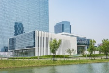 Building with a lake next  Photo | Free Download