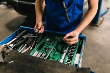 Car mechanic choosing spanners   Photo | Free Download