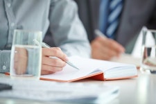 Close-up of the hand of a busy businesswoman  Photo | Free Download