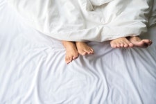 Feet of couple in comfortable bed.  Photo | Free Download