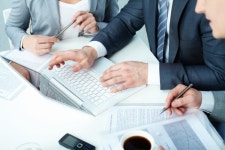 Workers considering the term of the agreement  Photo | Free Download