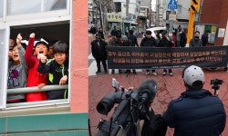 보수단체, ‘전두환 물러가라’ 외친 광주 동산초에서 항의 | 한국일보 보수단체, ‘전두환 물러가라’ 외친 초등학교에서 항의 | 한국일보