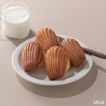 무염버터와 바닐라빈페이스트로 만든 부드러운 마들렌 | 아이디어스 아이디어스