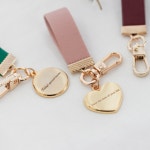 가죽 스트랩 펜던트 각인 키링 (4color) | 아이디어스 - 핸드메이드, 수공예, 수제 먹거리 가죽 스트랩 펜던트 각인 키링 (4color)