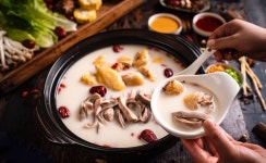 [북쪽으로 단기 여행] 중산 음식과 레저 일일 투어 | 연말연시 상품 일체 | 샹산 백년시장 방문 - 사강시장 | 황금 국화국 맛보기 특선 동충하초... 