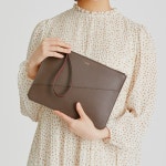 아드네(ADNEE) 슬림 클러치_져스트브라운(005005000007) - 96,000 | 무신사 스토어