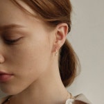 멜리본레인(MARYLEBONE LANE) Melee Hook Earrings (White) - 후기 | 무신사