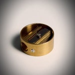 덕스(DUX) 독일 휴대용 원형 황동 연필깎이 + 파우치 + 날 3개 - 35,000 | 무신사 스토어