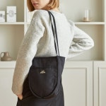 앤드씨유(AND SEE YOU) 쿠쉬 숄더 블랙 CUSHY SHOULDER C0108 BLACK... 쿠쉬 숄더 블랙 CUSHY SHOULDER C0108 BLACK - 사이즈 & 후기 | 무신사