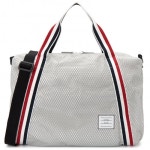 톰브라운(THOM BROWNE) 헤비 애슬레틱 메시 삼선 스트라이프 웨빙 스트랩 MAG391A 03193 035 남자 짐백 - 1,314,000 | 무신사 스토어