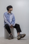 마에다류토(MAEDARYUTO) TRIPLE STRIPE LOGO OVERFIT SHIRT | GVG 스토어. 전 세계직배송.