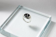 어퍼스트로피 콤마(APOSTROPHE COMMA) ACO 로고 빅 써클 링 (블랙) - 19,900 | 무신사 스토어